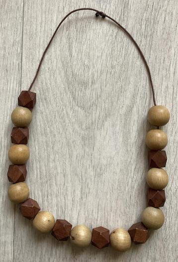 Kralen ketting van hout beschikbaar voor biedingen