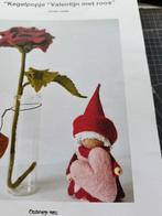 Patroon Kegel popje Valentijn met Roos, Ophalen of Verzenden, Boek of Patroon