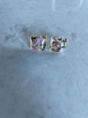 Oorbellen met gedroogde bloemen in resin beschikbaar voor biedingen