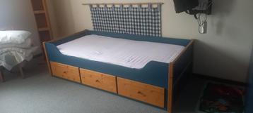 Bed met lades, bureau en kast beschikbaar voor biedingen