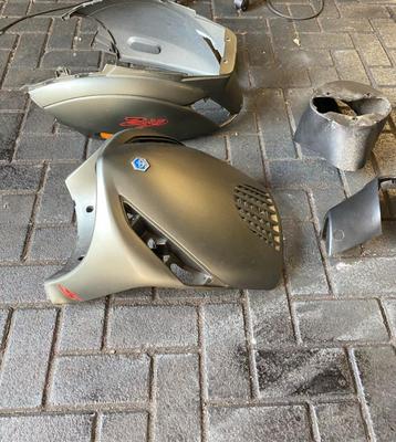 Nieuwe kappenset piaggio zip 4 delig beschikbaar voor biedingen