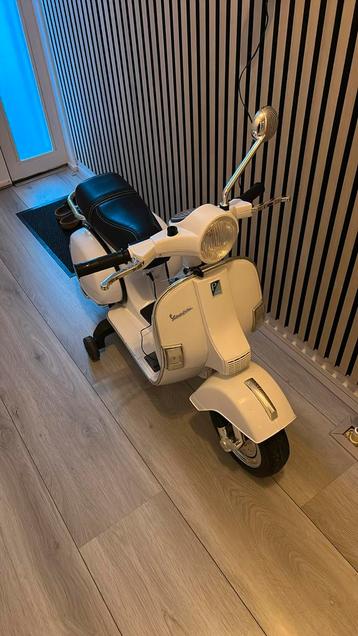 Vespa scooter kind speelgoed wit met licht en geluid beschikbaar voor biedingen