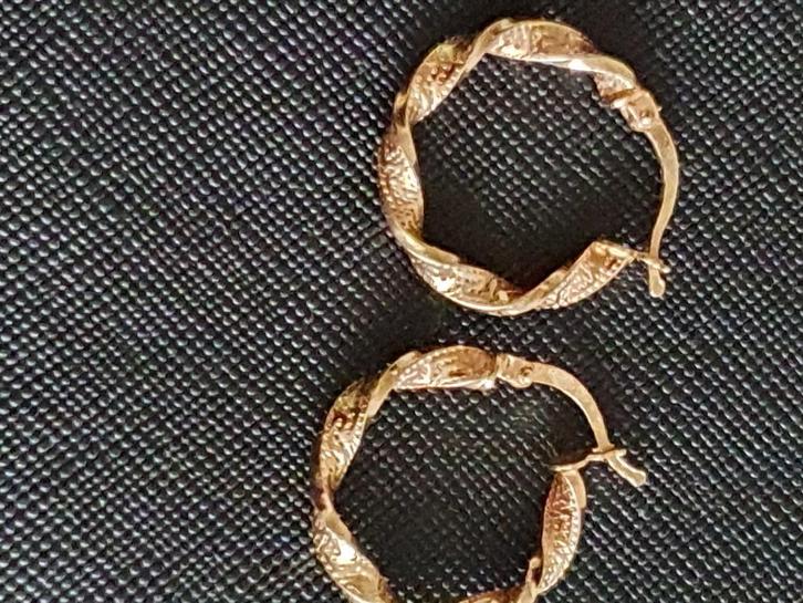 Mooie bewerkte wokkels 14 kr gekeurd 585  4 gram als nieuw, Sieraden, Tassen en Uiterlijk, Oorbellen, Zo goed als nieuw, Hangers