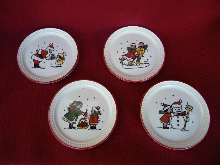 Wedgwood WINDSOR CHRISTMAS set 4 onderzetters/ petit fours, Huis en Inrichting, Keuken | Servies, Zo goed als nieuw, Overige typen
