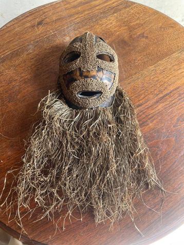 Zeldzaam Masker van Hout en Schildpadschild met Raffia beschikbaar voor biedingen