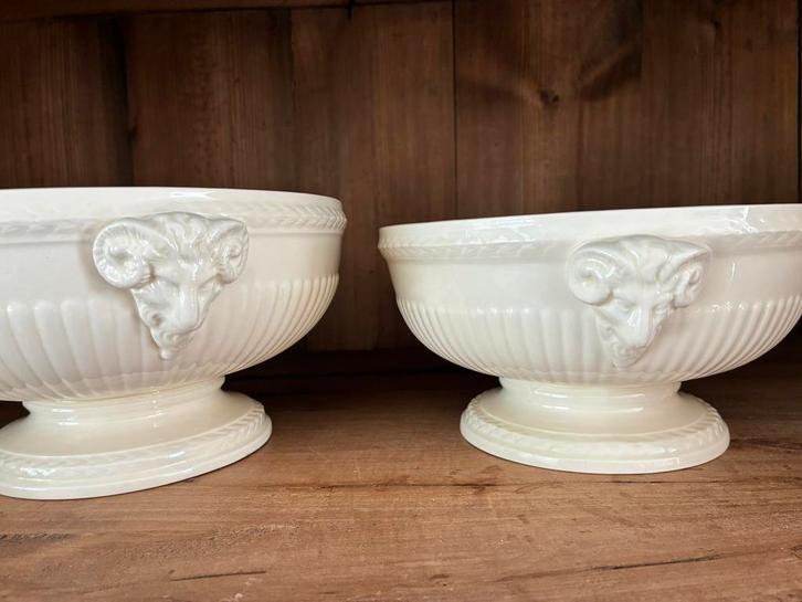 Wedgewood Edme, 2 open serveerschalen met ramkopjes., Antiek en Kunst, Antiek | Schalen, Ophalen of Verzenden