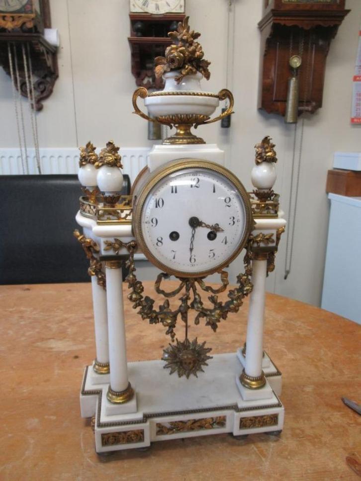 Oer 10402 wit marmeren "Seize" pendule, Antiek en Kunst, Antiek | Klokken, Ophalen