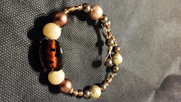 Mooie spiraal armband. Past altijd., Sieraden, Tassen en Uiterlijk, Armbanden, Nieuw, Overige materialen, Bruin, Ophalen of Verzenden