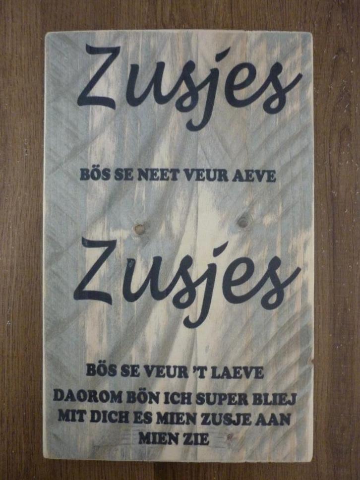 Zussen / tekstbord zusjes / Dialect / Houten bord, Huis en Inrichting, Woonaccessoires | Tekstborden en Spreuken, Zo goed als nieuw