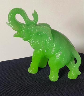 Groene jadeite olifant. Breedte 13,5/hoogte 13 cm. beschikbaar voor biedingen