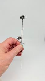 2 antiek zilveren Zeeuwse hoedenspelden: een kort, een lang, Antiek en Kunst, Antiek | Goud en Zilver, Verzenden, Zilver