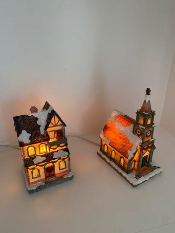 Verlichte kerk en verlicht huis beschikbaar voor biedingen