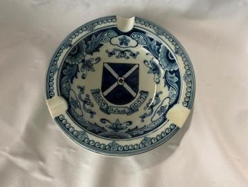 Makkum asbak met data 11 Augustus 1895-1955 beschikbaar voor biedingen
