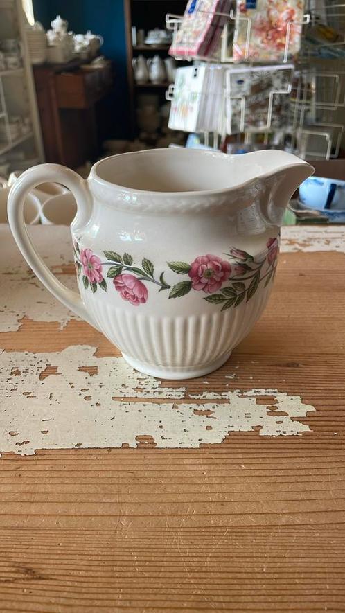 Wedgwood ROSALIND schenkkan, Huis en Inrichting, Keuken | Servies, Zo goed als nieuw, Wedgwood, Porselein, Ophalen of Verzenden