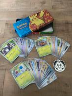 Pikachu Tin gevuld met bulk, Hobby en Vrije tijd, Verzamelkaartspellen | Pokémon, Ophalen of Verzenden, Zo goed als nieuw