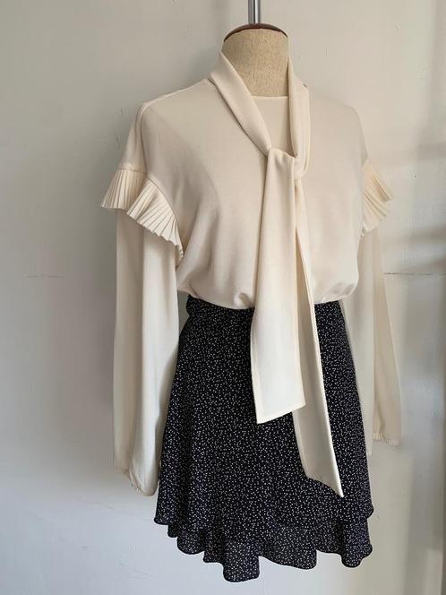 Pinko blouse lange mouw beige ecru M/38, Kleding | Dames, Blouses en Tunieken, Zo goed als nieuw, Maat 38/40 (M), Beige, Verzenden
