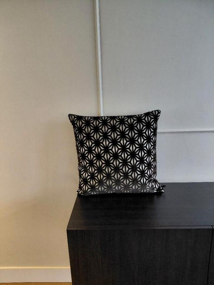 Mundo Luxe  kussen 45x45 cm Zwart, Taupe Vierkant, Huis en Inrichting, Woonaccessoires | Kussens, Nieuw, Zwart, Vierkant, Ophalen of Verzenden