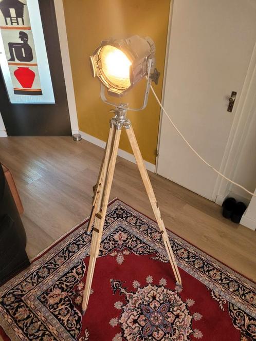 Gerestaureerde spotlight op statief – Studio Beam 1975, Huis en Inrichting, Lampen | Vloerlampen, Zo goed als nieuw, 150 tot 200 cm