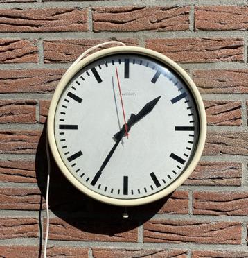 Leuke van Doorn Klok ( vintage retro Industriële dutch ) beschikbaar voor biedingen