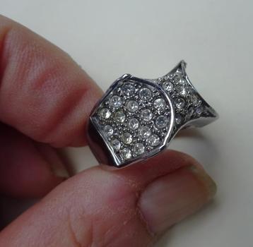 Zilverkleurige ring 3 vlakken met glimmertjes beschikbaar voor biedingen