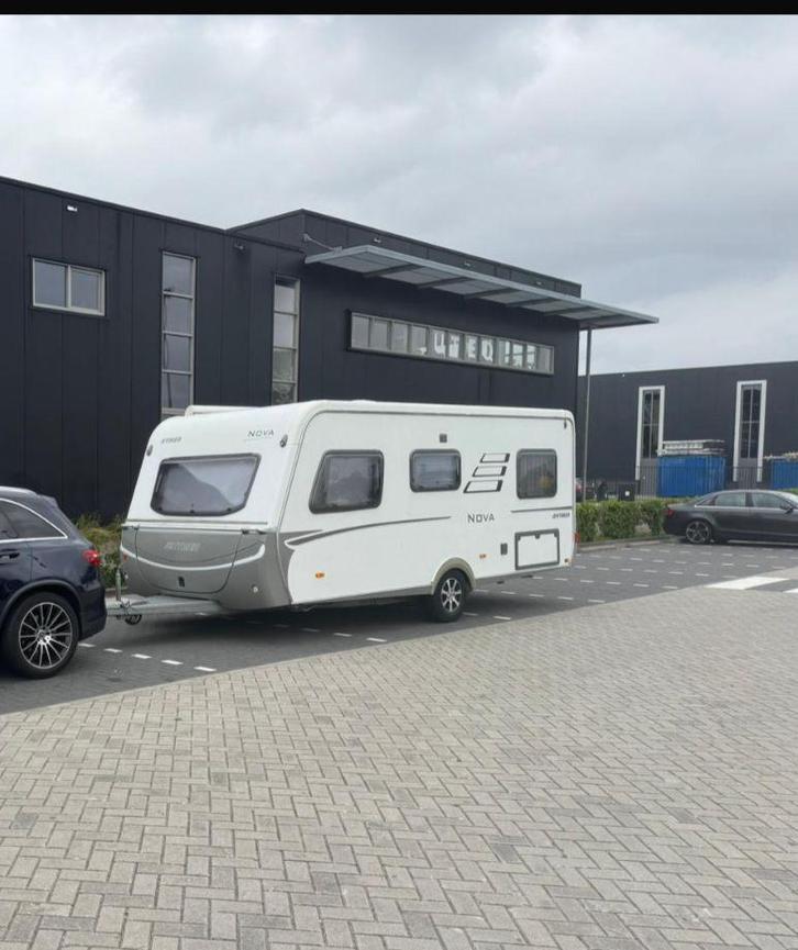 Pravhtige Hymer Eriba Nova, Caravans en Kamperen, Caravans, Particulier, tot en met 4, Rondzit, Eriba, Lichtmetalen velgen, Ophalen of Verzenden