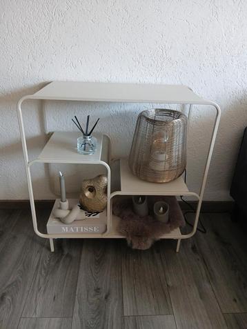 Industriele vakken kast/ bijzettafel/ sidetable beige  beschikbaar voor biedingen