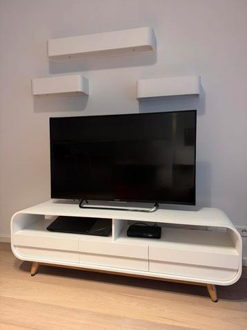TV console with matching shelves beschikbaar voor biedingen