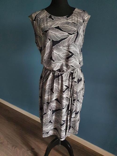 Nieuw Geisha jurkje met een zwart wit allover bladprint, Kleding | Dames, Jurken, Nieuw, Maat 38/40 (M), Overige kleuren, Knielengte