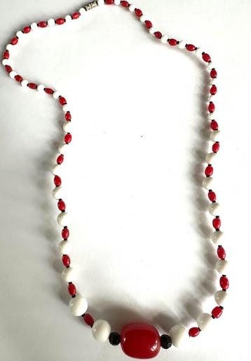 Vintage ketting met bakeliet rode kralen beschikbaar voor biedingen