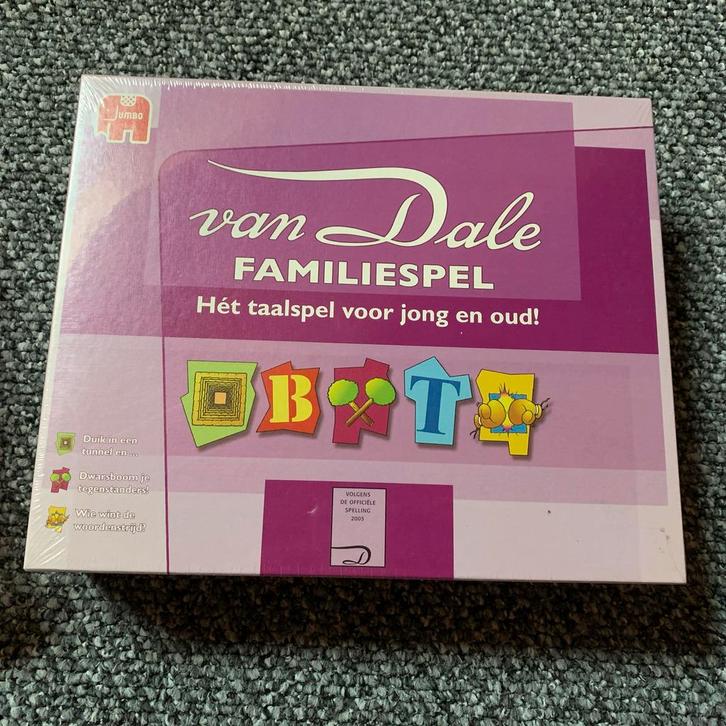 Van Dale Familiespel - Leuk en Leerzaam!, Hobby en Vrije tijd, Gezelschapsspellen | Bordspellen, Nieuw, Drie of vier spelers, Ophalen of Verzenden