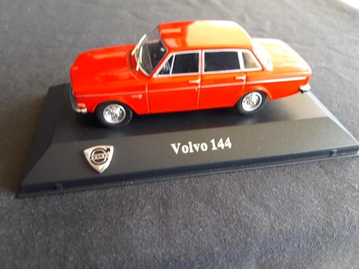 Volvo 144 oranje/rood – Atlas Volvo Collection, Hobby en Vrije tijd, Modelauto's | 1:43, Nieuw, Auto, Overige merken, Ophalen of Verzenden