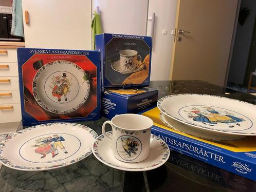 Zeldzaam mokken en borden, Antiek en Kunst, Antiek | Servies compleet, Ophalen of Verzenden