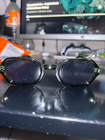 John dhaila bril beschikbaar voor biedingen