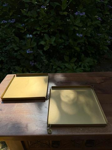 Mat gouden dienblaadjes beschikbaar voor biedingen