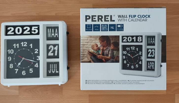 Perel WC106 flip klok met kalender dementieklok, Huis en Inrichting, Woonaccessoires | Klokken, Zo goed als nieuw, Wandklok, Analoog