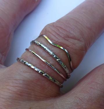 4 Zilverkleurige  ringen  beschikbaar voor biedingen
