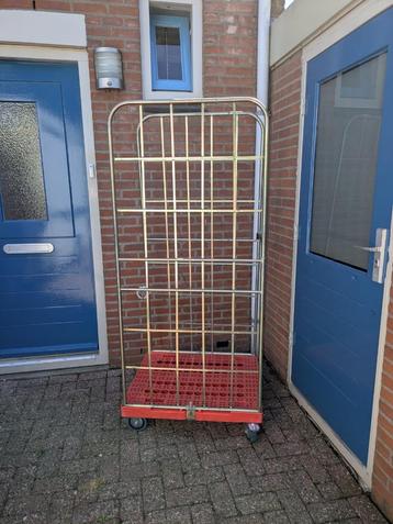 Rolcontainer met rubber wielen. beschikbaar voor biedingen