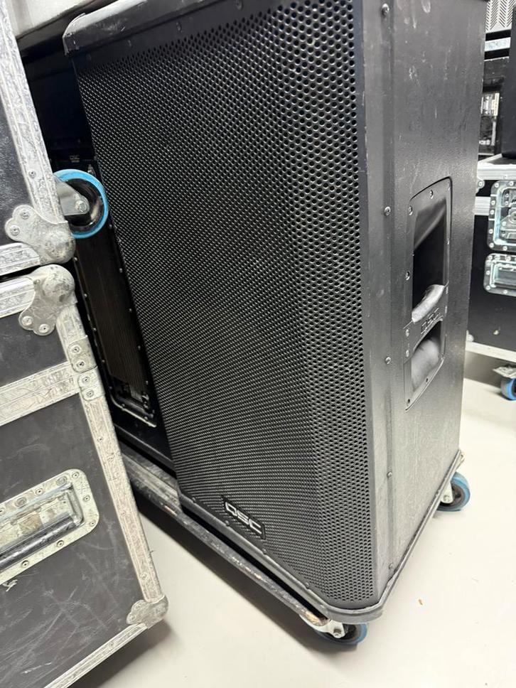 Te koop 2 QSC HPR152F, Audio, Tv en Foto, Luidsprekers, Front, Rear of Stereo speakers, 120 watt of meer, Overige merken, Ophalen