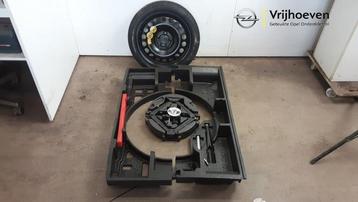 Krikset + reservewiel van een Opel Astra (Astra K 15-) beschikbaar voor biedingen