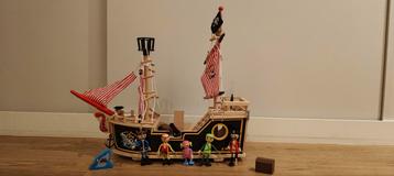 Houten Piratenschip met Accessoires beschikbaar voor biedingen