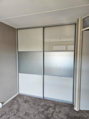 Strakke kledingkast - Schuifkast beschikbaar voor biedingen