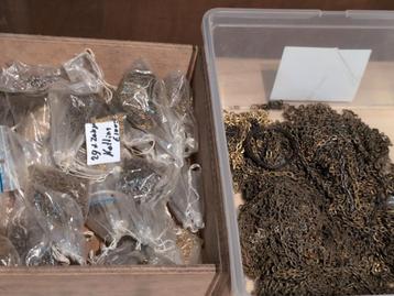 Antieke klokken 29 zakjes + 5 kg losse kering een koop €100. beschikbaar voor biedingen