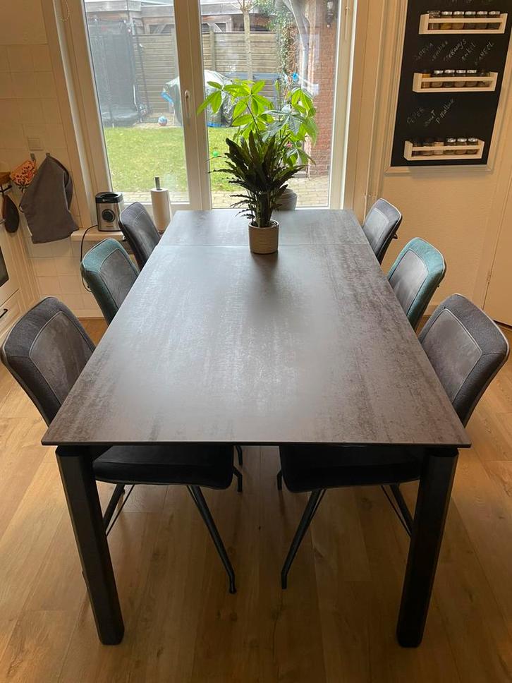 XOOON Imperial uitschuiftafel + 6 Jaro stoelen | nette staat, Huis en Inrichting, Complete eetkamers, Zo goed als nieuw, 4 tot 6 stoelen