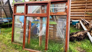 3 hardhouten kozijnen met dubbel glas – degelijk en netjes beschikbaar voor biedingen
