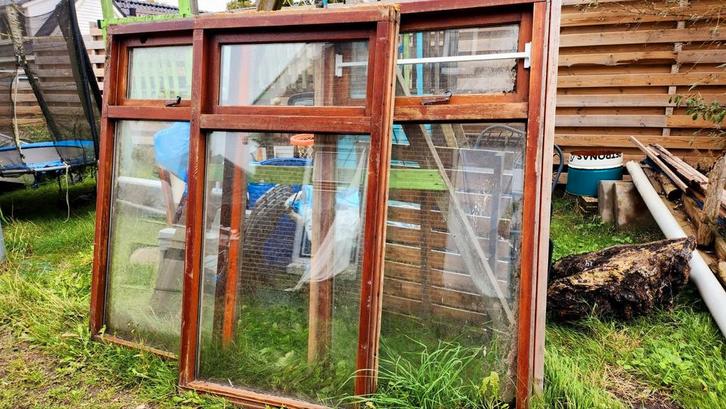 3 hardhouten kozijnen met dubbel glas – degelijk en netjes, Doe-het-zelf en Verbouw, Kozijnen en Schuifpuien, Gebruikt, Raamkozijn