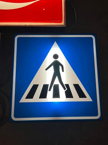 Grote lichtbak zebrapad beschikbaar voor biedingen