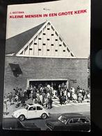 Boek 1969 Kleine mensen in een grote kerk / Drachten, Antiek en Kunst, Antiek | Religie, Ophalen of Verzenden