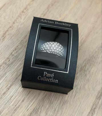 Zilverkleurige ring met strass NIEUW beschikbaar voor biedingen