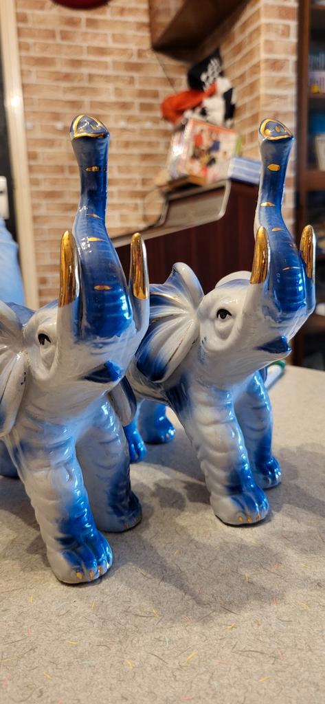 Twee witte Olifanten met Blauw en Goud - Handgeschilderd, Antiek en Kunst, Antiek | Keramiek en Aardewerk, Ophalen
