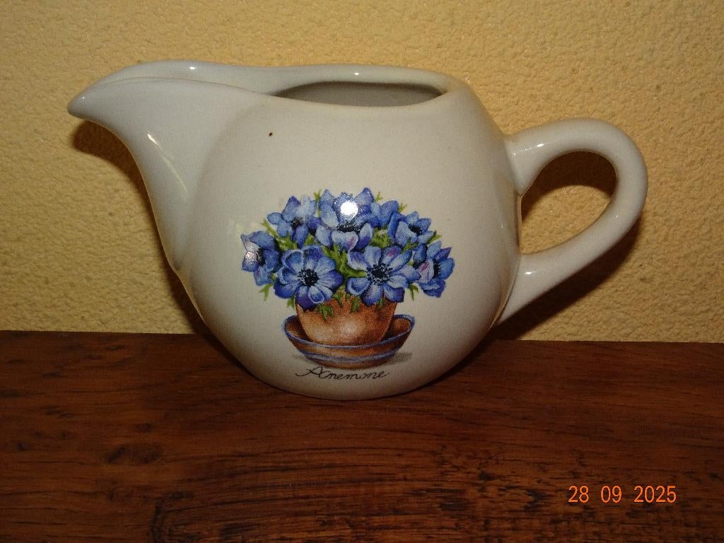Jet ter Steege Anemone melkkannetje, Huis en Inrichting, Keuken | Servies, Zo goed als nieuw, Overige typen, Overige stijlen, Aardewerk
